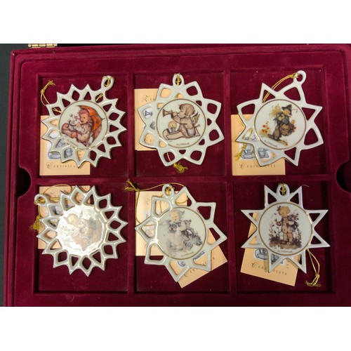 17 - A set of twenty four Goebel Christmas tree stars/Snow flakes, box en suite