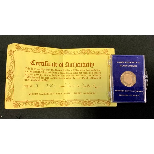 466 - An Elizabeth II 9ct gold silver jubilee commemorative token, 2.4g, cased