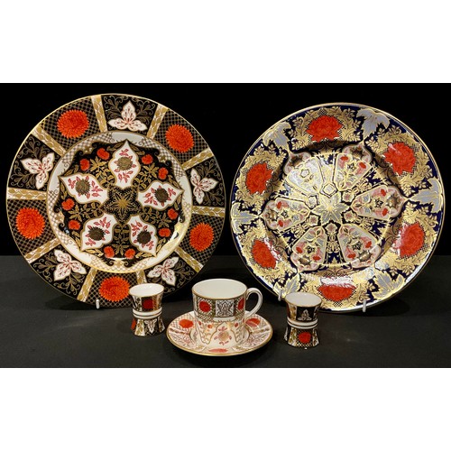 102 - An Abbeydale Chrysanthemum pattern dinner plate, 27.5cm diameter; a pair of Chrysanthemum pattern bu... 