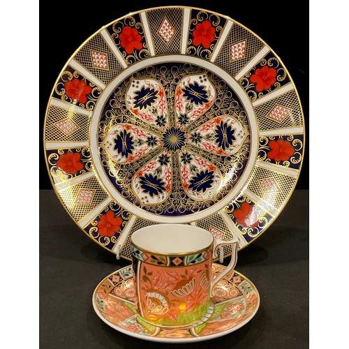 166 - A Royal Crown Derby Imari palette 1128 pattern dinner plate, first quality; a Curator's Collection R... 