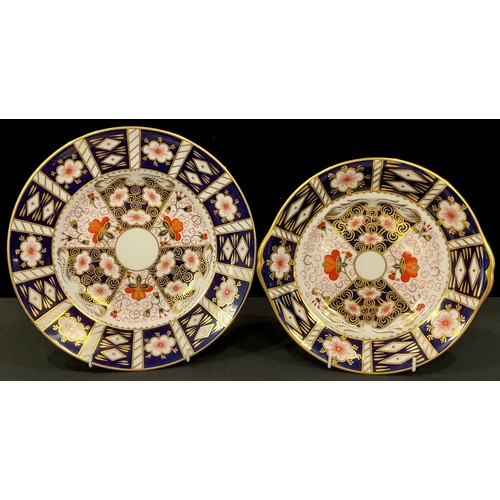 173 - A Royal Crown Derby Imari palette 2451 pattern dinner plate and a sandwich plate, first quality (2)