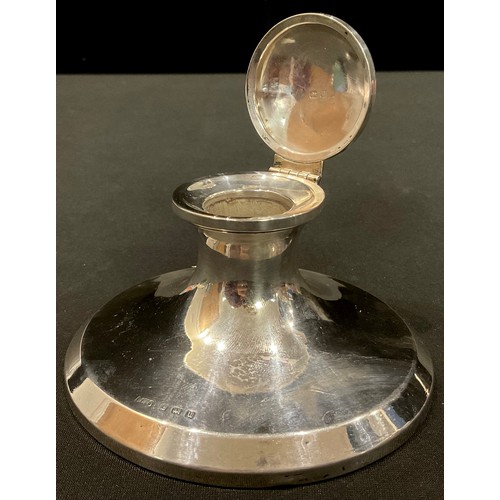 195 - A George V silver capstan inkwell, 10.5cm diam, Birmingham 1919