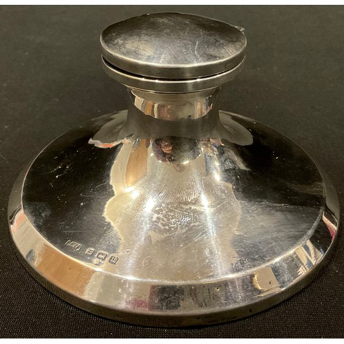 195 - A George V silver capstan inkwell, 10.5cm diam, Birmingham 1919