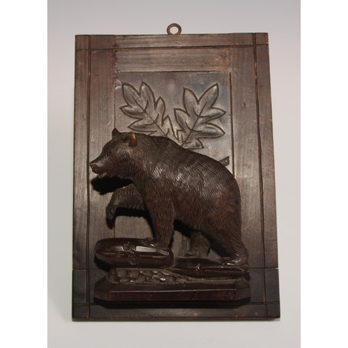 60 - A Black Forest wall hanging correspondence rack, carved as a bear, 25.5cm long