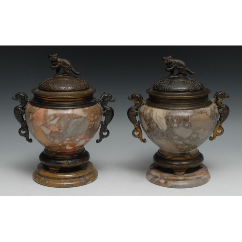 30 - A 19th century bronze mounted marble mantel urn, in the Chinese taste, the domed cover cast with lot... 