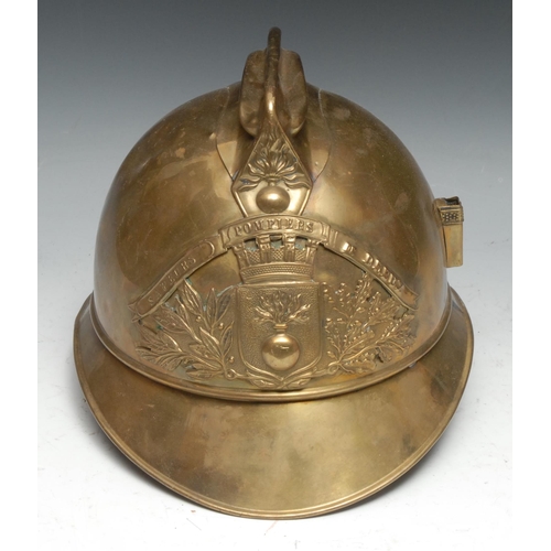 320 - A French 1895 pattern brass fire brigade helmet, embossed and applied with flaming grenade device an... 