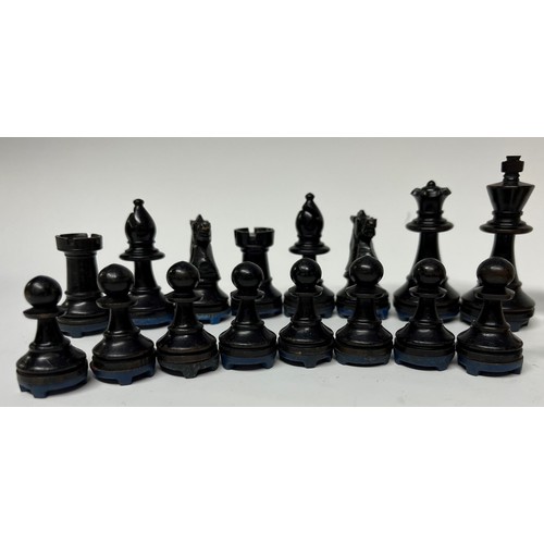 175 - A boxwood and ebonised Staunton pattern chess set, fitted with weighted magnetic bases, the Kings 7c... 