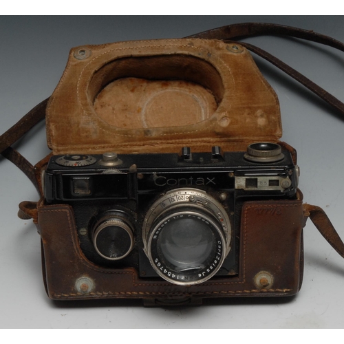 963 - Photography - a Zeiss Ikon Contax I camera, the lens Carl Zeiss Je r1454765 Sonnar 1:2 f=5cm, leathe... 