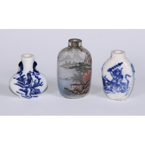 292 - A Chinese inside painted glass snuff bottle, decorated with figures in a monumental landscape, 7cm h... 