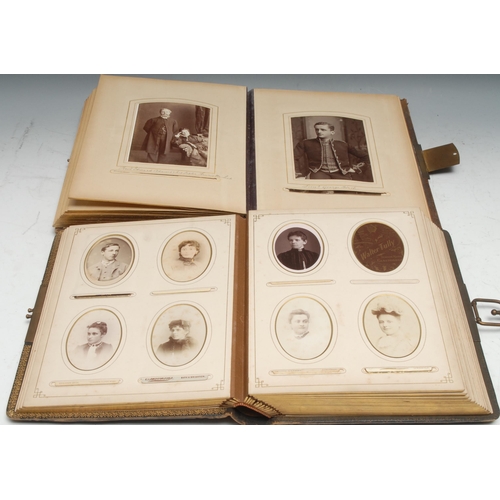 960 - Photography - a late 19th century tooled leather carte de visite album, containing mostly single por... 