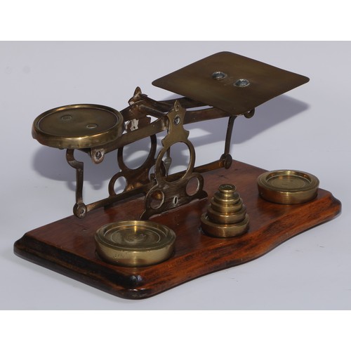 453 - A set of early 20th century brass and walnut postal scales, serpentine base, 21cm wide, c.1920