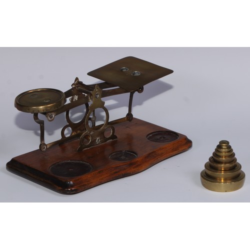 453 - A set of early 20th century brass and walnut postal scales, serpentine base, 21cm wide, c.1920