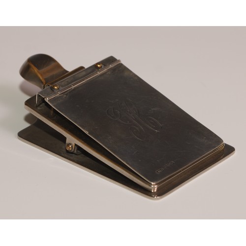 330 - A George V silver mounted desk top combination letter clip and aide memoir, E.P.N.S base, 13cm long,... 