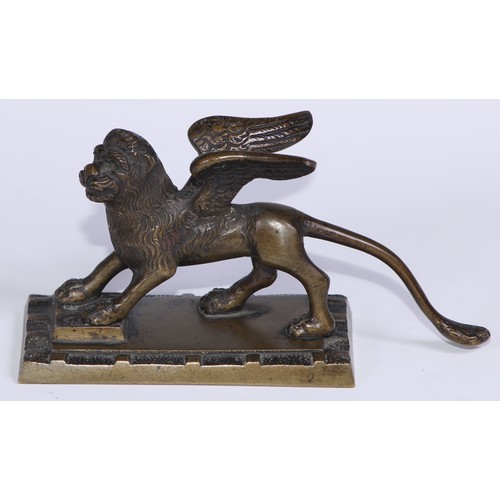 189 - A Grand Tour brown patinated desk bronze, The Winged Lion of St Mark, rectangular base, 16cm wide ov... 