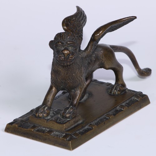 189 - A Grand Tour brown patinated desk bronze, The Winged Lion of St Mark, rectangular base, 16cm wide ov... 