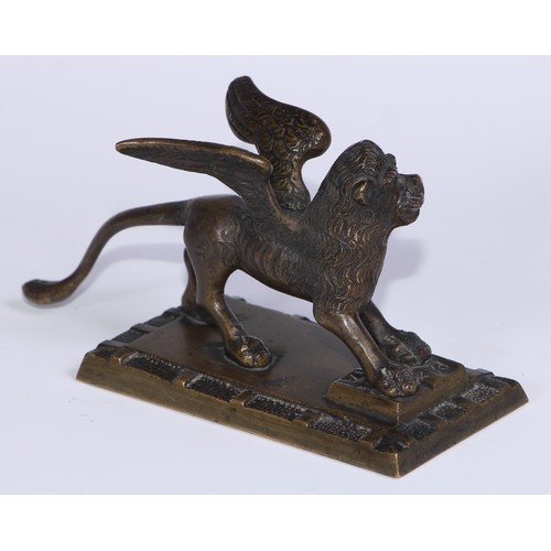 189 - A Grand Tour brown patinated desk bronze, The Winged Lion of St Mark, rectangular base, 16cm wide ov... 