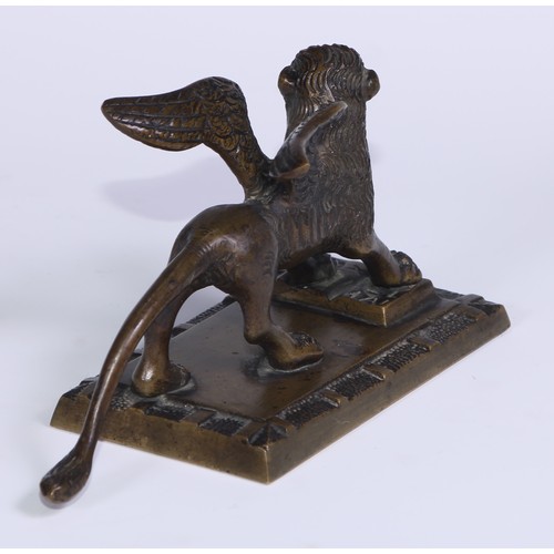 189 - A Grand Tour brown patinated desk bronze, The Winged Lion of St Mark, rectangular base, 16cm wide ov... 