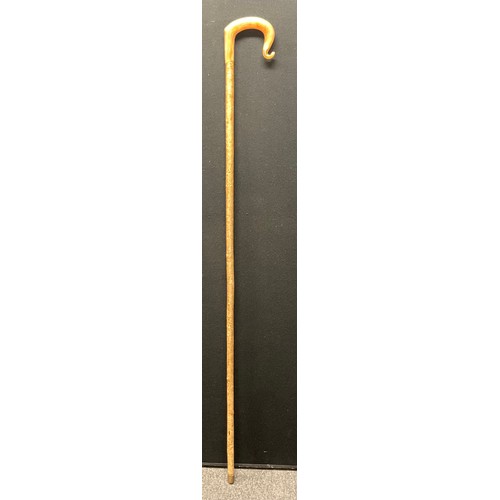 28 - A ram's horn and hazel market stick, 130cm long