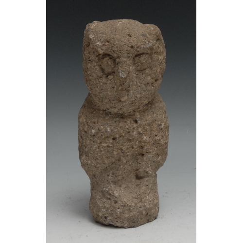 831 - Antiquities - a pre-Columbian Mesoamerican volcanic stone carving, of an owl, probably Mayan, c.200 ... 