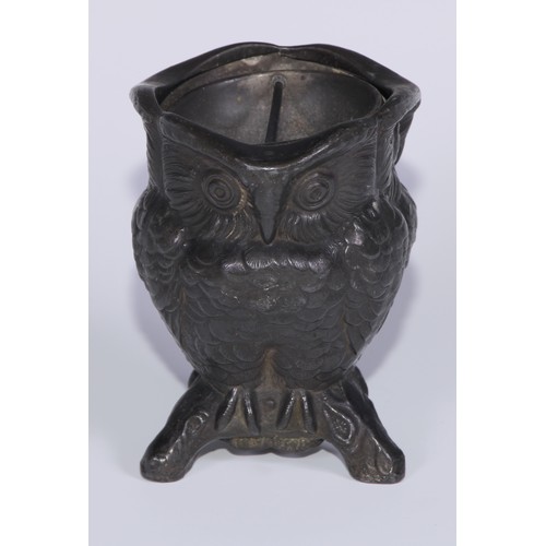 298 - A Chinese pewter novelty smoking companion, as an owl, revolving ashtray, 10cm high, character marks... 