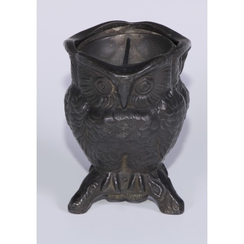 298 - A Chinese pewter novelty smoking companion, as an owl, revolving ashtray, 10cm high, character marks... 