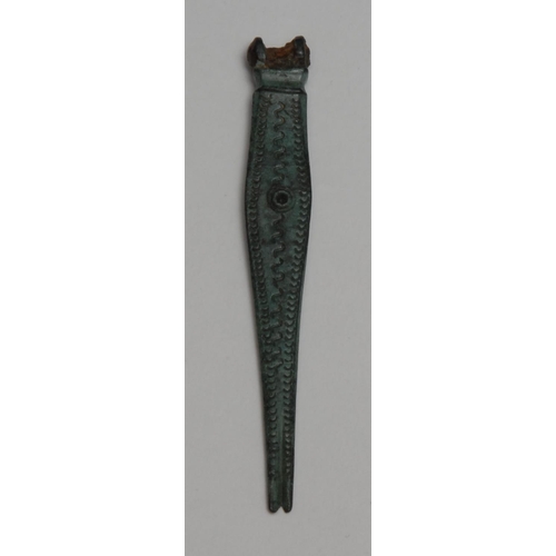 825 - Antiquities - a British late Roman/early Saxon bronze nail cleaner, found in Kent, 6.5cm long

Prove... 