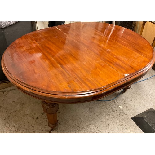 304 - A Victorian wind-out mahogany dining table, oval top, turned fluted legs, 155cm wide, 123cm deep, 73... 