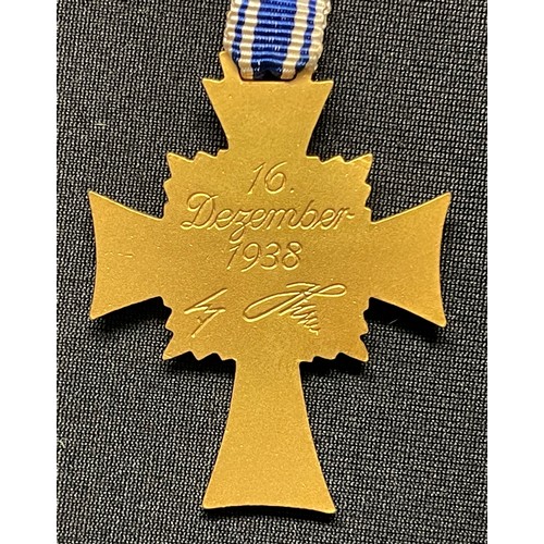 3042 - WW2 Third Reich Ehrenkreuz Der Deutsche Mutter in Gold, cased example. Mothers Cross in Gold. Comple... 