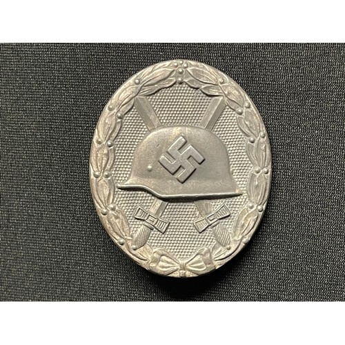 3069 - WW2 Third Reich Wound Badge collection comprising of: Verwundetenabzeichen 1939 in Schwarz - Wound b... 