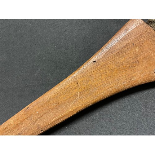 3095 - An Indonesian kris, 32cm wavy blade with pronounced pamor, hardwood hulu carved as a stylised lotus,... 