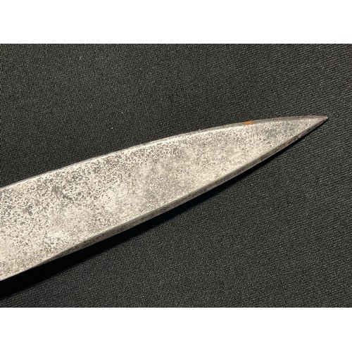 3105 - An early 18th century silver coloured metal mounted plug bayonet, 25cm blade, C-scroll cross-guard, ... 