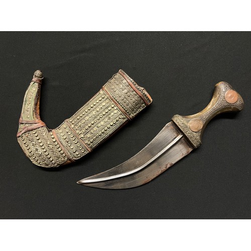 3106 - A Middle Eastern jambiya, 18.5cm curved blade with central ridge, horn handle, embellished scabbard,... 