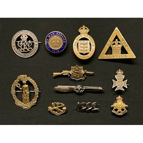 3143 - WW1 British Service Badges & Sweethearts to include: Silver War badge 354195 awarded to 276108 Pte J... 