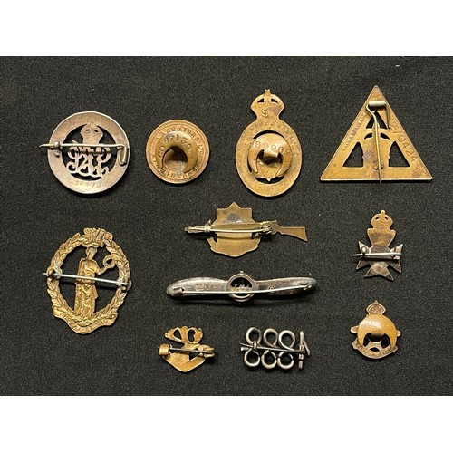 3143 - WW1 British Service Badges & Sweethearts to include: Silver War badge 354195 awarded to 276108 Pte J... 