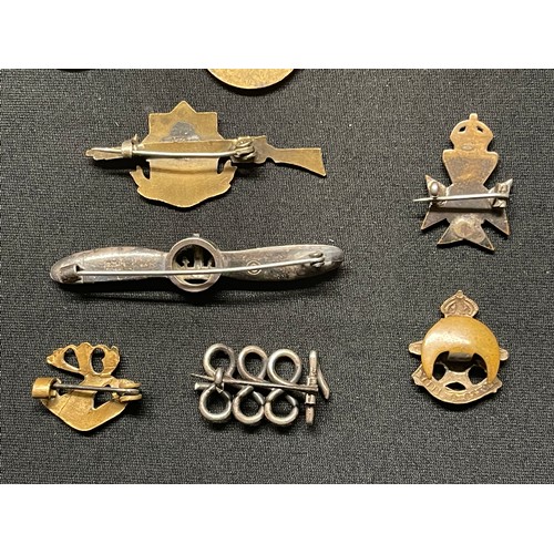 3143 - WW1 British Service Badges & Sweethearts to include: Silver War badge 354195 awarded to 276108 Pte J... 