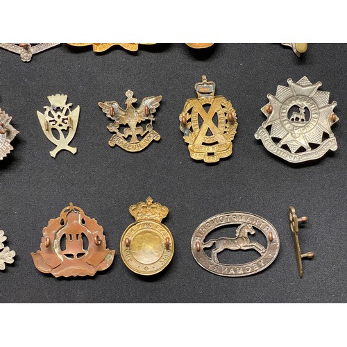 3219 - WW2 British Cap badges to include: Notts and Derbys: Leicestershire Regt: KSLI: Queens Own Dorset Ye... 