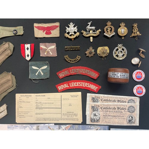 3236 - A collection of mixed WW2 British & later militaria to include: Notts & Derby, RAMC, Royal Warwicks,... 