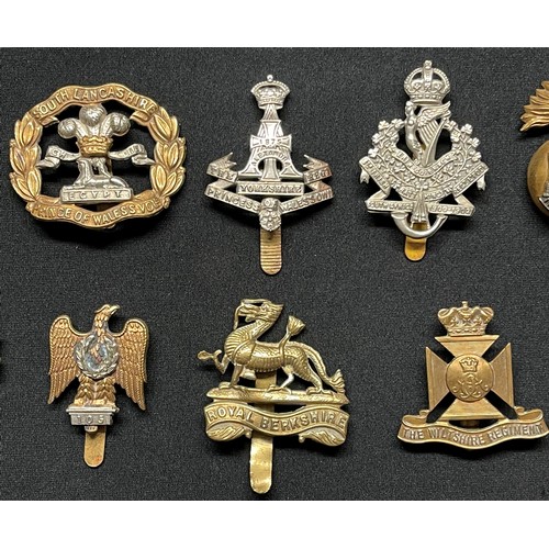 3257 - WW2 British Cap Badges along with some WW1 cap badge collection of 40 plus badges to include: Robin ... 