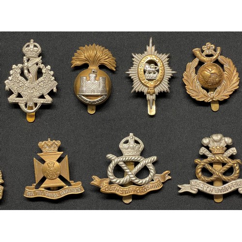 3257 - WW2 British Cap Badges along with some WW1 cap badge collection of 40 plus badges to include: Robin ... 