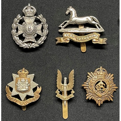 3257 - WW2 British Cap Badges along with some WW1 cap badge collection of 40 plus badges to include: Robin ... 