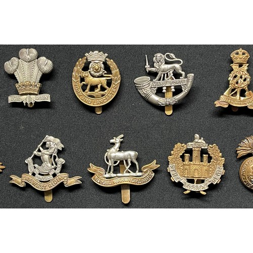 3257 - WW2 British Cap Badges along with some WW1 cap badge collection of 40 plus badges to include: Robin ... 