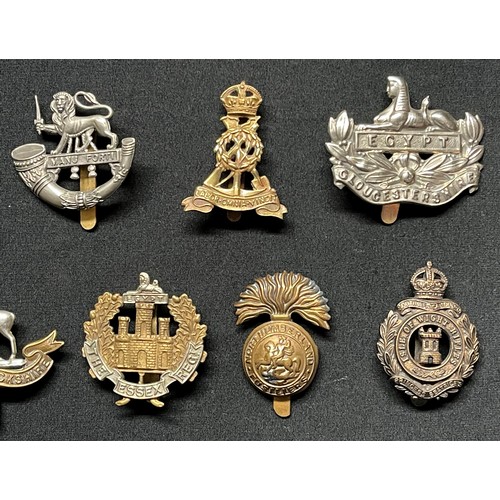 3257 - WW2 British Cap Badges along with some WW1 cap badge collection of 40 plus badges to include: Robin ... 