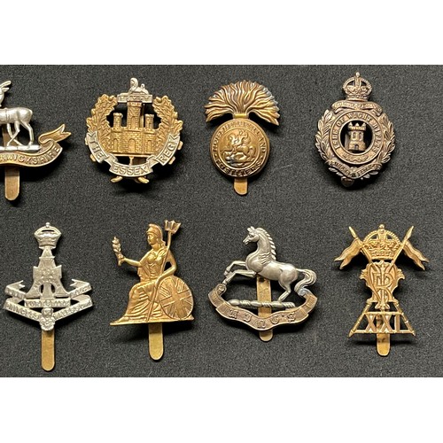 3257 - WW2 British Cap Badges along with some WW1 cap badge collection of 40 plus badges to include: Robin ... 