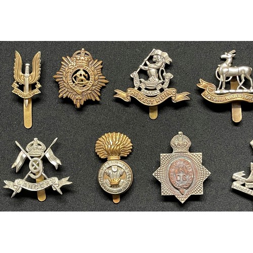 3257 - WW2 British Cap Badges along with some WW1 cap badge collection of 40 plus badges to include: Robin ... 