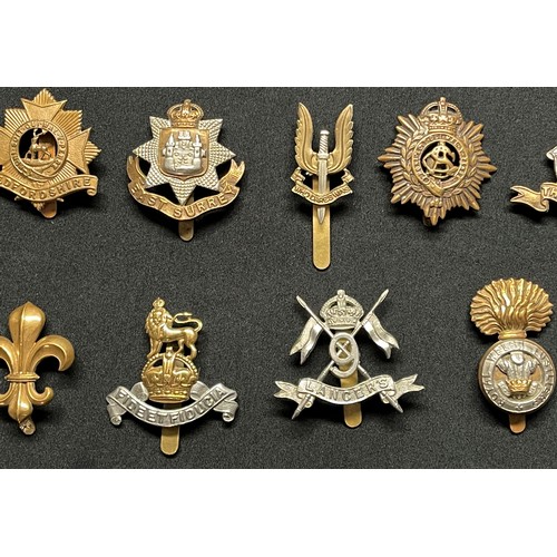 3257 - WW2 British Cap Badges along with some WW1 cap badge collection of 40 plus badges to include: Robin ... 