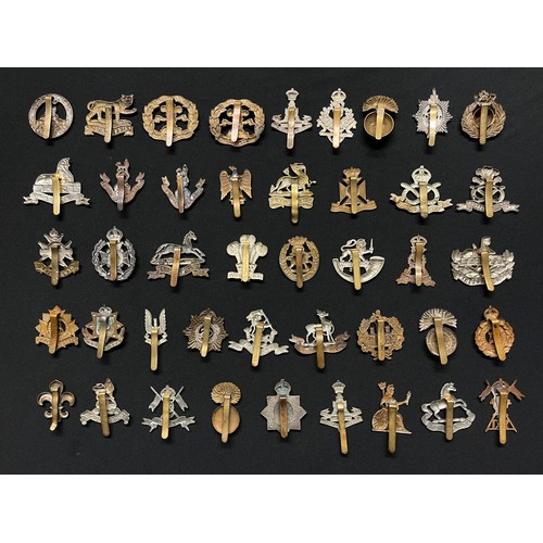 3257 - WW2 British Cap Badges along with some WW1 cap badge collection of 40 plus badges to include: Robin ... 