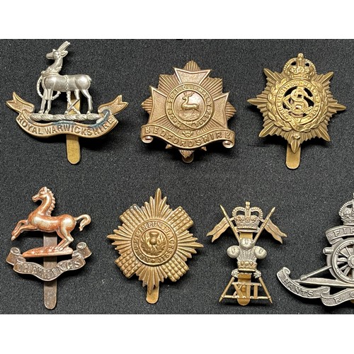 3258 - WW2 British Cap Badges plus WW1 badges to include: East Surrey Regt: 27th Lancers: WW1 Economy Royal... 