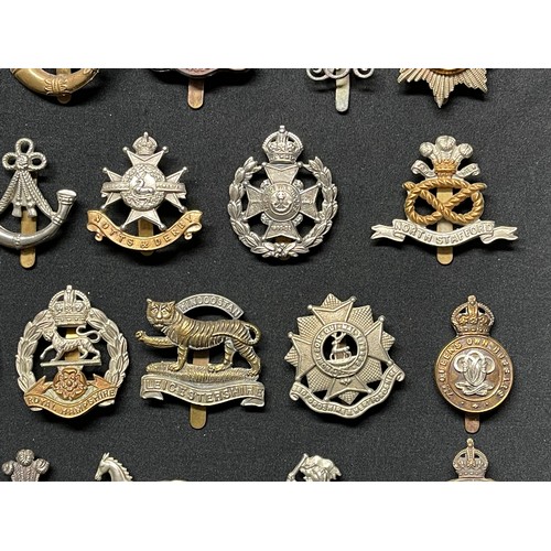 3258 - WW2 British Cap Badges plus WW1 badges to include: East Surrey Regt: 27th Lancers: WW1 Economy Royal... 