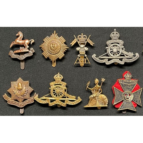 3258 - WW2 British Cap Badges plus WW1 badges to include: East Surrey Regt: 27th Lancers: WW1 Economy Royal... 