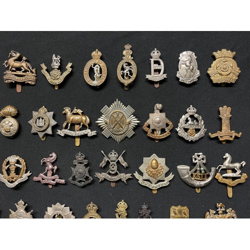 3260 - WW2 British Cap Badges plus some WW1 badges to include: Aryll & Sutherland Highlanders: Seaforth Hig... 